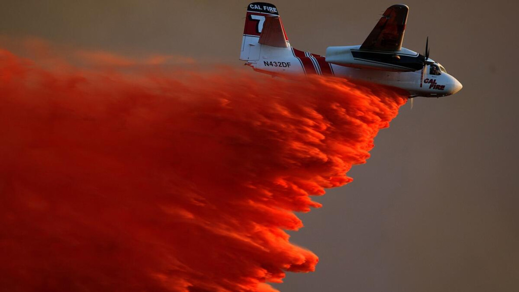 Fire-fighting plane dispensing flame retardant